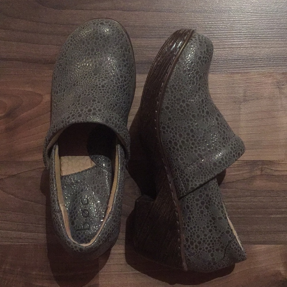 Gray b.o.c. clogs